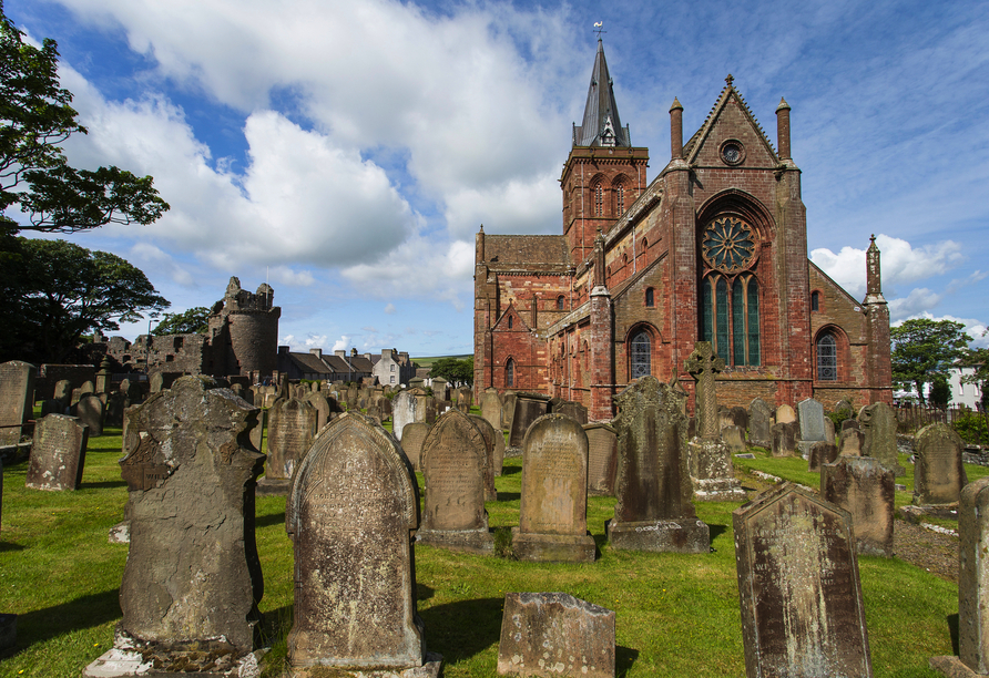 Eine der bekanntesten Sehenswürdigkeiten von Kirkwall ist die St. Magnus Kathedrale.