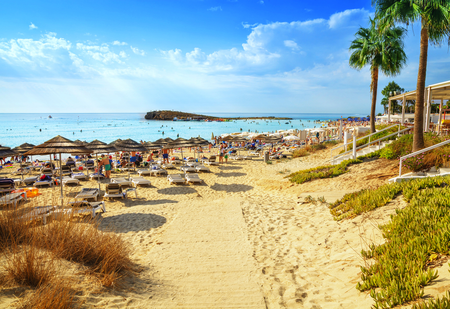 In Ayia Napa erwartet Sie mit dem Nissi Beach der schönste Strand Zyperns.