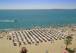 Das Hotel liegt direkt am herrlichen Sandstrand.