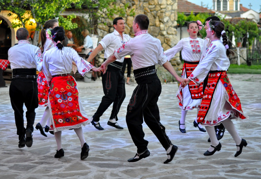 Die bulgarische Tradition spiegelt sich in Musik, Tanz, Kunst und Architektur des Landes wider.