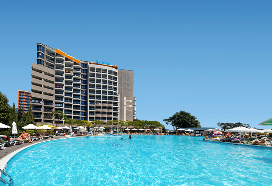 Außenansicht Hotel Bellevue mit Außenpool