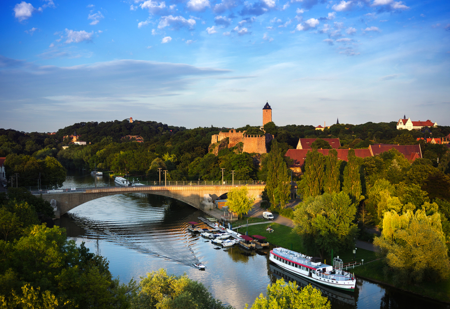 Die Burg Giebichstein gleich neben der Saale und in der Nähe der Kröllwitz-Brücke bietet umgeben von Grün tolle Wandermöglichkeiten.