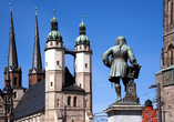 Die Händel-Statue befindet sich vor der Marktkirche