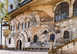 Die Felsenkapelle St. Salvator Kapelle ist ein einmaliger Anblick und auch im Inneren faszinierend.