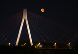 Raiffeisenbrücke in Neuwied bei Nacht