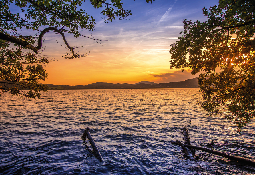 Genießen Sie den Sonnenuntergang am Laacher See...