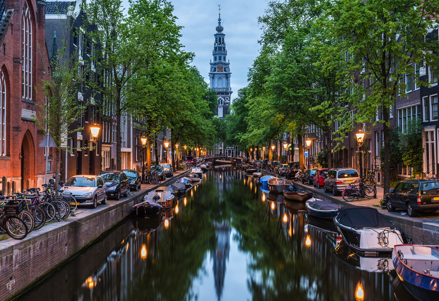 Sie finden zahlreiche hübsche Grachten in Amsterdam.