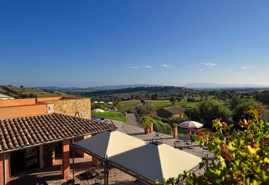Freuen Sie sich auf entspannte Stunden auf der Terrasse des Hotels Borgo Magliano Garden Resort.