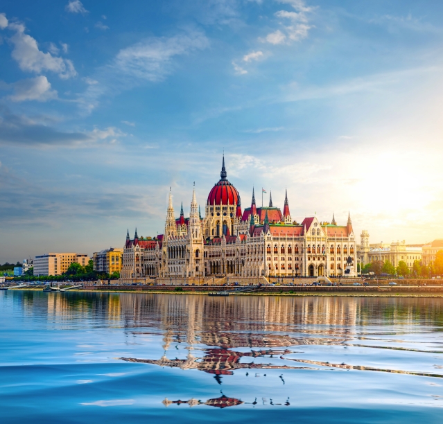 Das majestätische Parlament in Budapest am Ufer der Donau