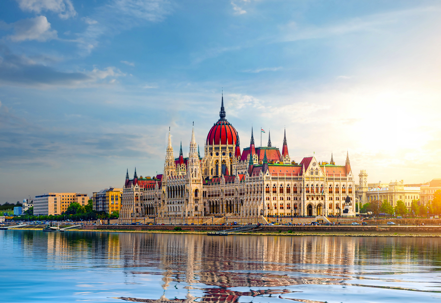 Das Parlament steht prunkvoll am Donauufer von Budapest.