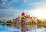 Das Parlament steht prunkvoll am Donauufer von Budapest.