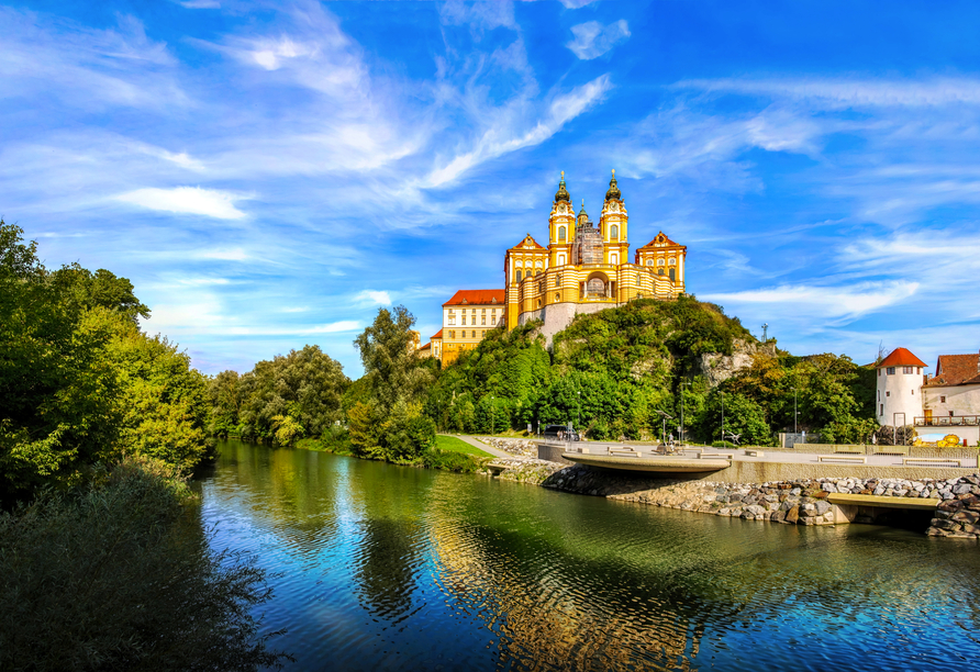 Das Stift Melk über der Stadt ist alljährlich das Ziel von hunderttausenden Menschen aus aller Welt.
