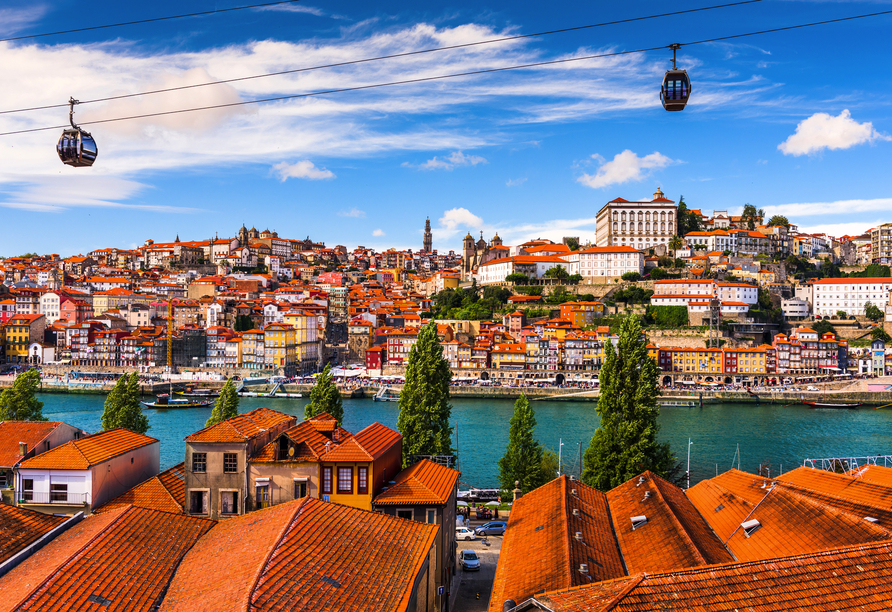 Porto liegt am Fluss Douro in Portugal.