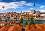 Porto liegt am Fluss Douro in Portugal.