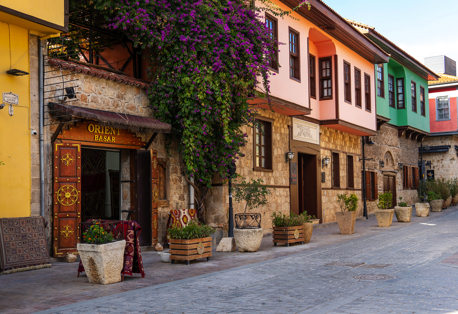 Die malerische Altstadt Kaleici in Antalya wird Sie verzaubern.