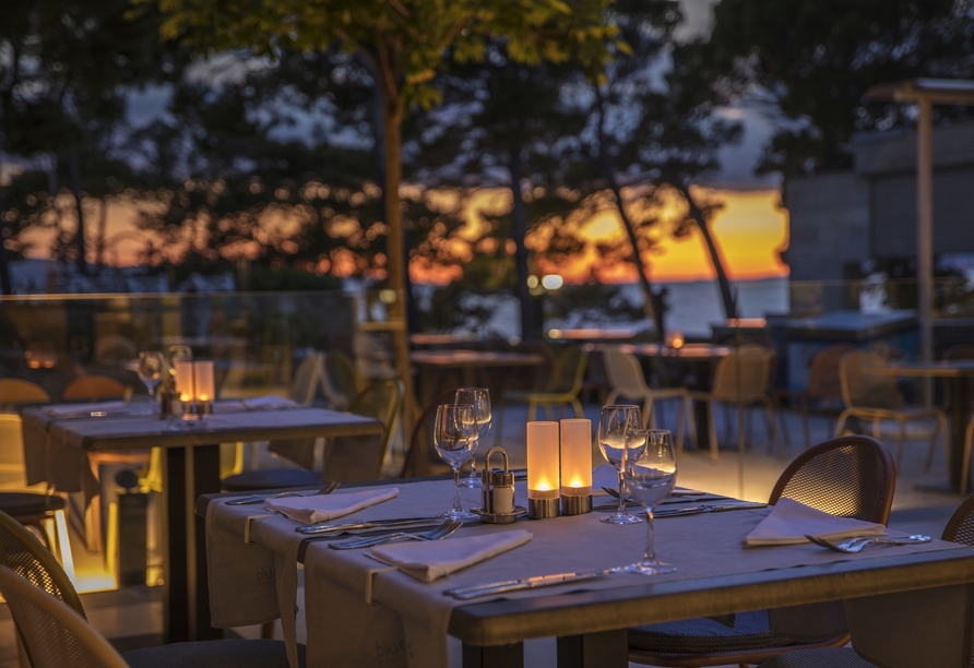 Auf der Terrasse Ihres Hotels können Sie bei Meerblick die mediterrane Küche genießen.
