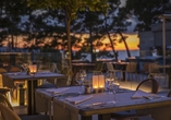 Auf der Terrasse Ihres Hotels können Sie bei Meerblick die mediterrane Küche genießen.