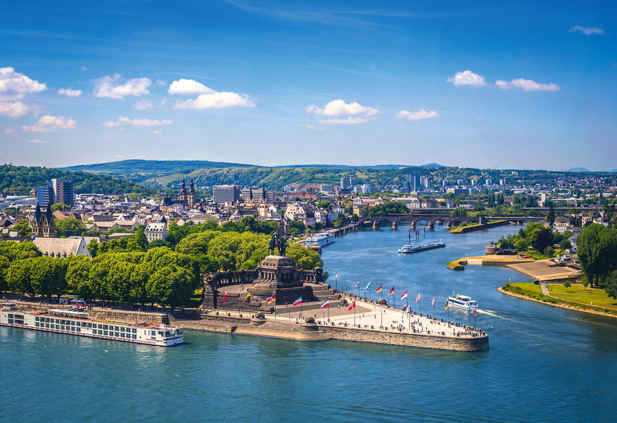 Traumhafter Blick auf das Deutsche Eck in Koblenz von der Festung Ehrenbreitstein.