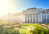 In Koblenz befindet sich das beeindruckende Kurfürstliche Schloss mit Schlossgarten.