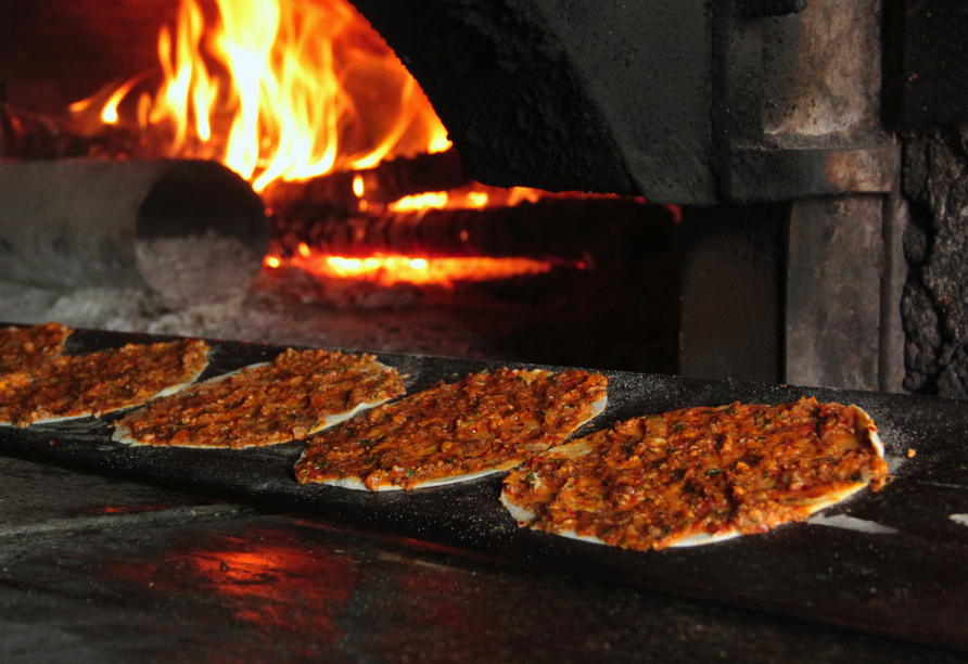 Freuen Sie sich auf Lahmacun, das traditionell im Steinofen gebacken wird.