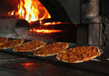 Freuen Sie sich auf Lahmacun, das traditionell im Steinofen gebacken wird.