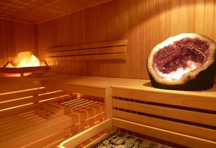 Freuen Sie sich auf Entspannung pur in der Edelstein-Sauna.