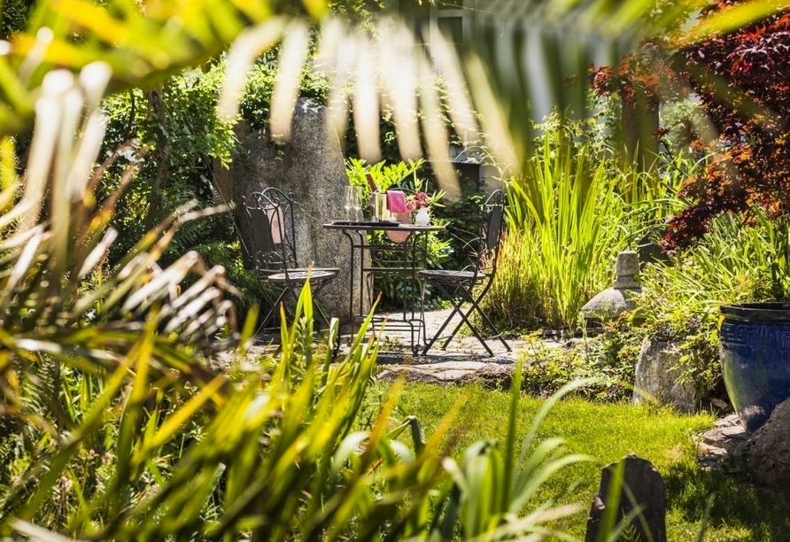 Genießen Sie die Zeit im Grünen im Garten des Hotels.