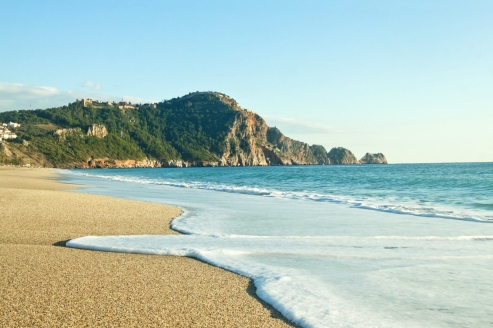 Besuchen Sie den berühmten Kleopatra-Strand von Alanya, wo die ägyptische Königin einst gebadet haben soll.