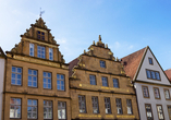 Bewundern Sie historische Gebäude am Alten Markt in Bielefeld.