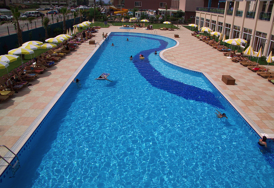Im Außenbereich des Hotels können Sie entspannt in der Sonne liegen oder im Pool Ihre Bahnen ziehen.