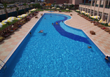Im Außenbereich des Hotels können Sie entspannt in der Sonne liegen oder im Pool Ihre Bahnen ziehen.