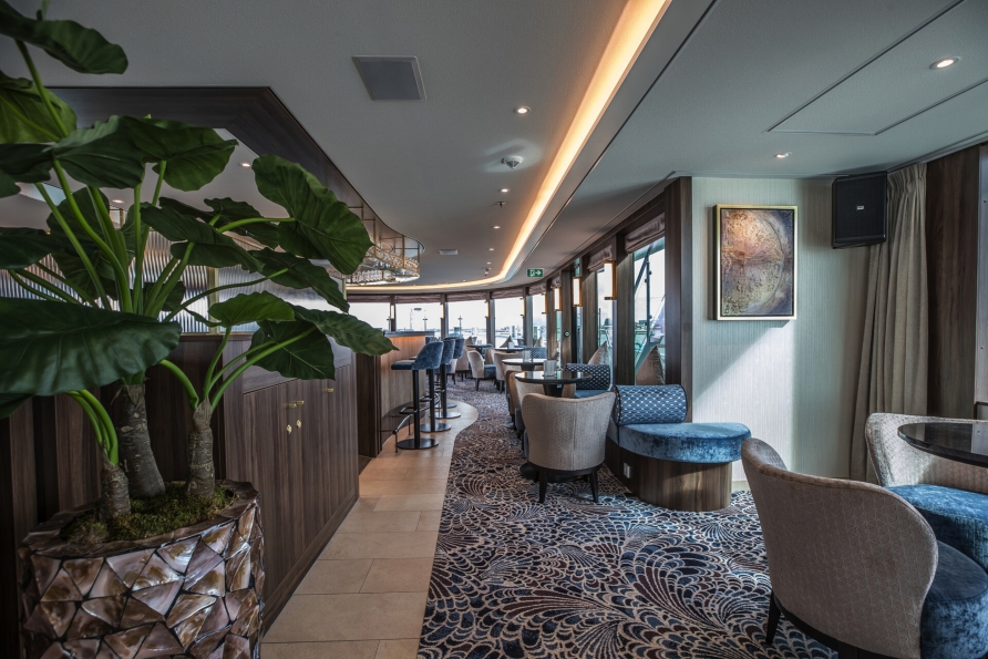 In der Lounge und an der Bar Ihres Schiffes verbringen Sie eine schöne Zeit.