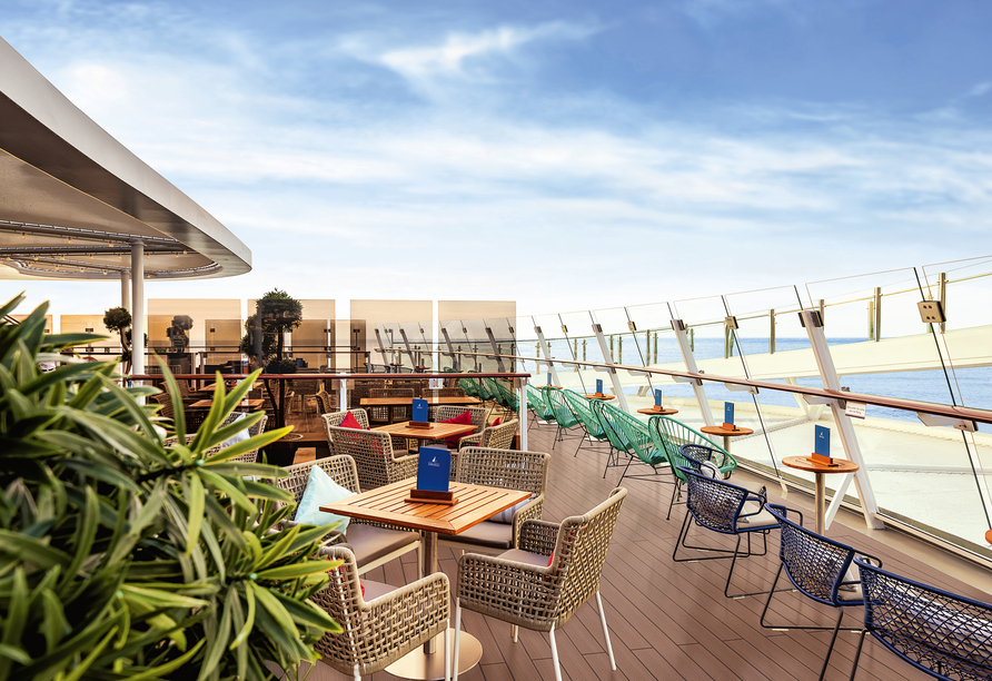 Erleben Sie die fantastische Aussicht vom Deck Ihres Schiffes.