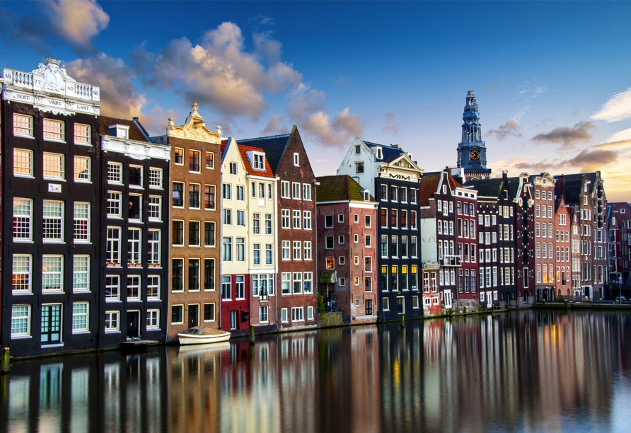 Die schönen bunten Grachtenhäuser prägen das Stadtbild in Amsterdam.