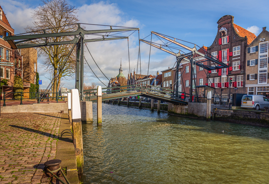 Besuchen Sie in Dordrecht unbedingt das historische Hafengebiet mit der Damatienbrug.