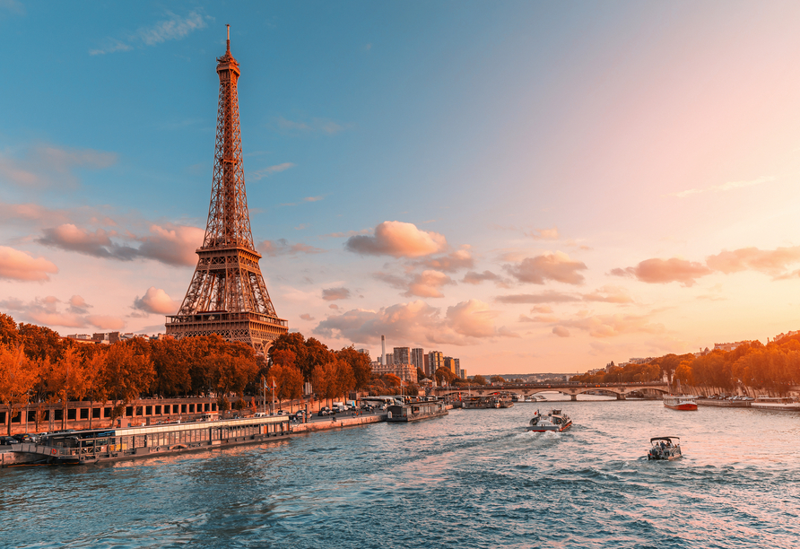 Die Dämmerung taucht den Eiffelturm in ein romantisches Licht.