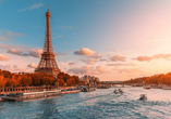Die Dämmerung taucht den Eiffelturm in ein romantisches Licht.