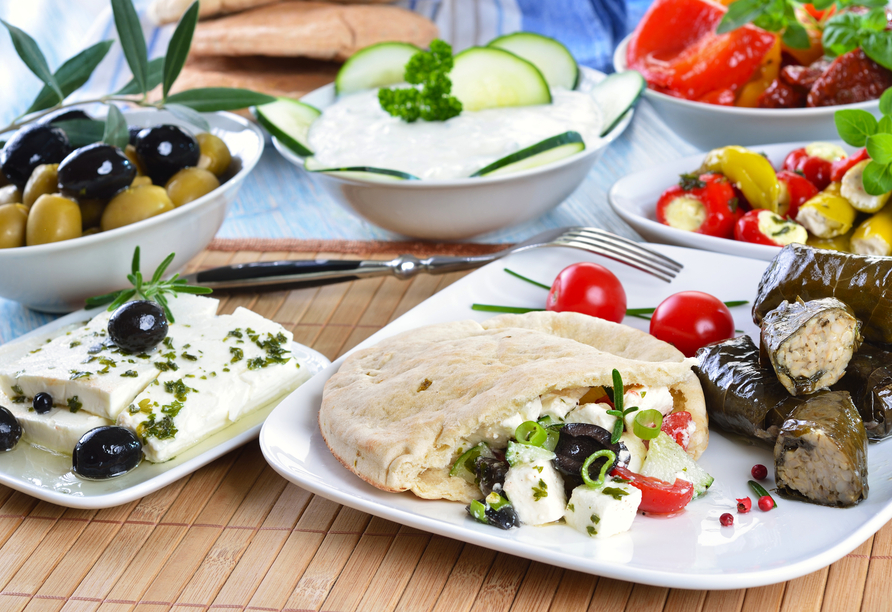 Tauchen Sie während Ihres Urlaubs auch in die griechische Küche ein.