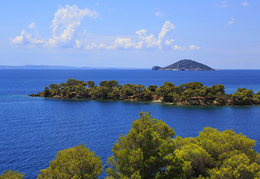 An der unbewohnten Insel Kelyfos können Sie während des Bootsauflugs schwimmen gehen.