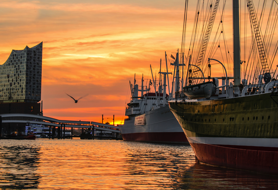 Atemberaubender Sonnenuntergang am Hafen.
