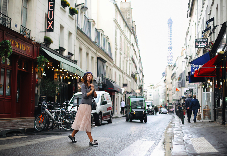 In den Pariser Straßen ist das besondere Flair der Stadt spürbar.