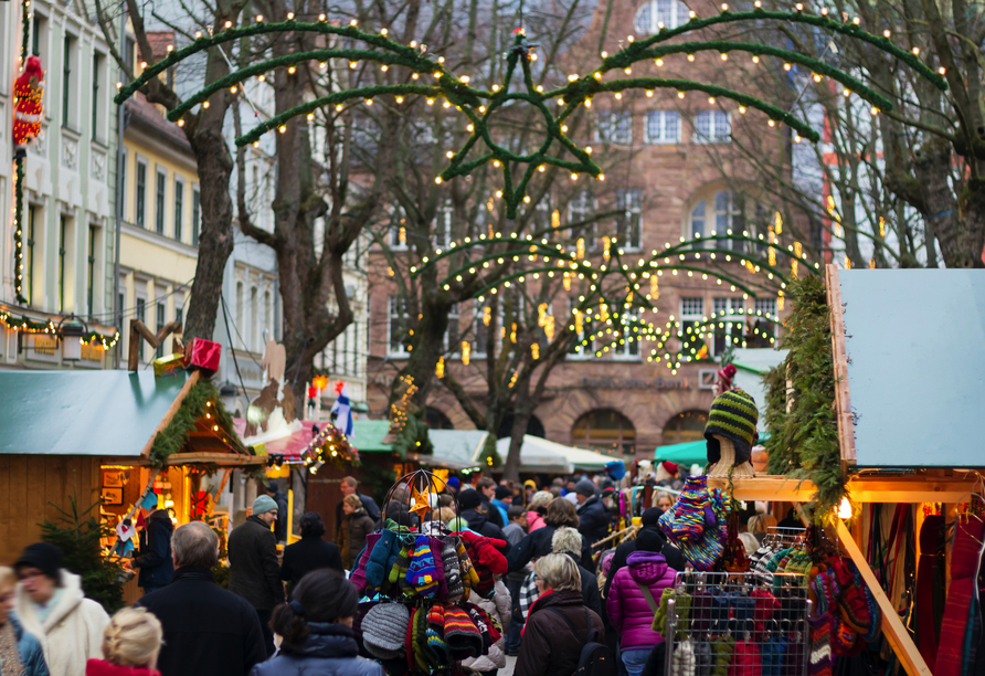 Der Weihnachtsmarkt in Weimar lockt mit Düften von Stollen, Glühwein und Thüringer Bratwurst.