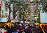 Der Weihnachtsmarkt in Weimar lockt mit Düften von Stollen, Glühwein und Thüringer Bratwurst.