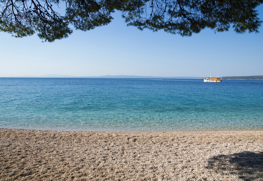 Unmittelbar vor Ihrem Hotel befindet sich der längste Strand der Makarska Riviera,