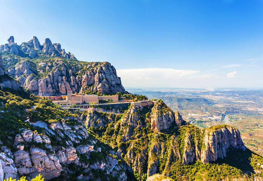 Mit der Zahnradbahn fahren Sie hinauf in das eindrucksvolle Bergmassiv Montserrat.