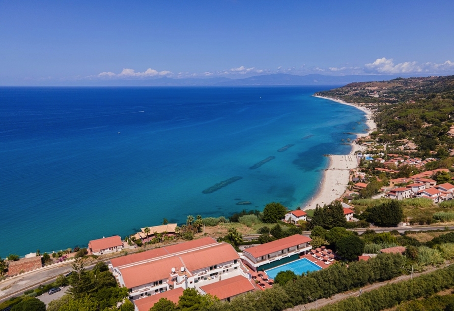 Vom Hotel Santa Lucia haben Sie eine beeindruckende Aussicht auf das azurblaue Meer.