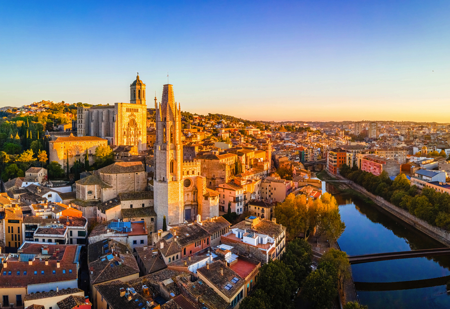 In Girona unternehmen Sie einen Stadtrundgang.