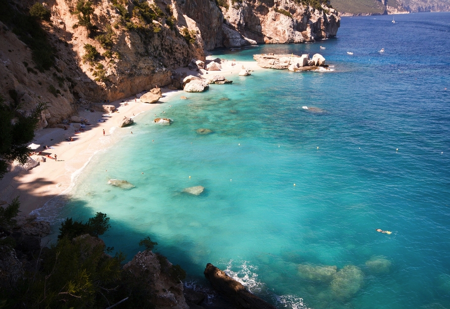 Unweit des Hotels Brancamaria wartet die pittoreske Mittelmeerküste auf Sie.