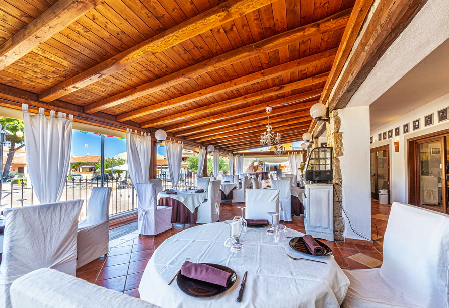 Lassen Sie sich im Restaurant des Hotels Il Faro di Molara mit köstlichen Speisen verwöhnen.