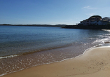 Nur einen kurzen Fußweg vom Hotel Il Faro di Molara entfernt erreichen Sie einen von Sardiniens herrlichen Sandstränden – den Spiaggia di Porto San Paolo.